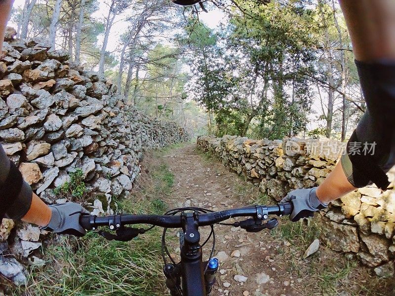 山地自行车女孩骑森林Lošinj /小径地中海夫妇